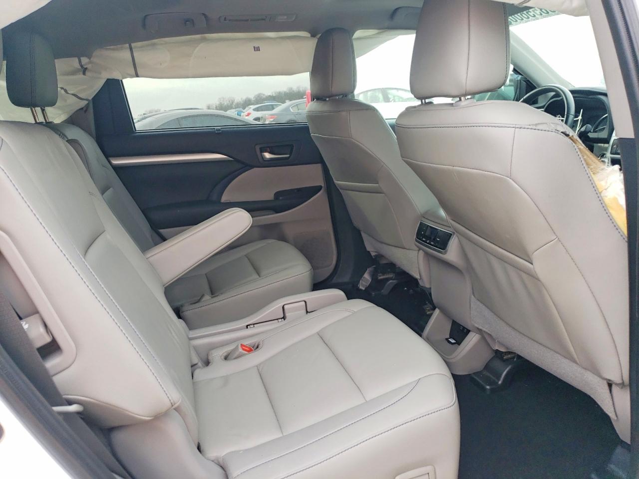 2019 TOYOTA HIGHLANDER SE photo 21