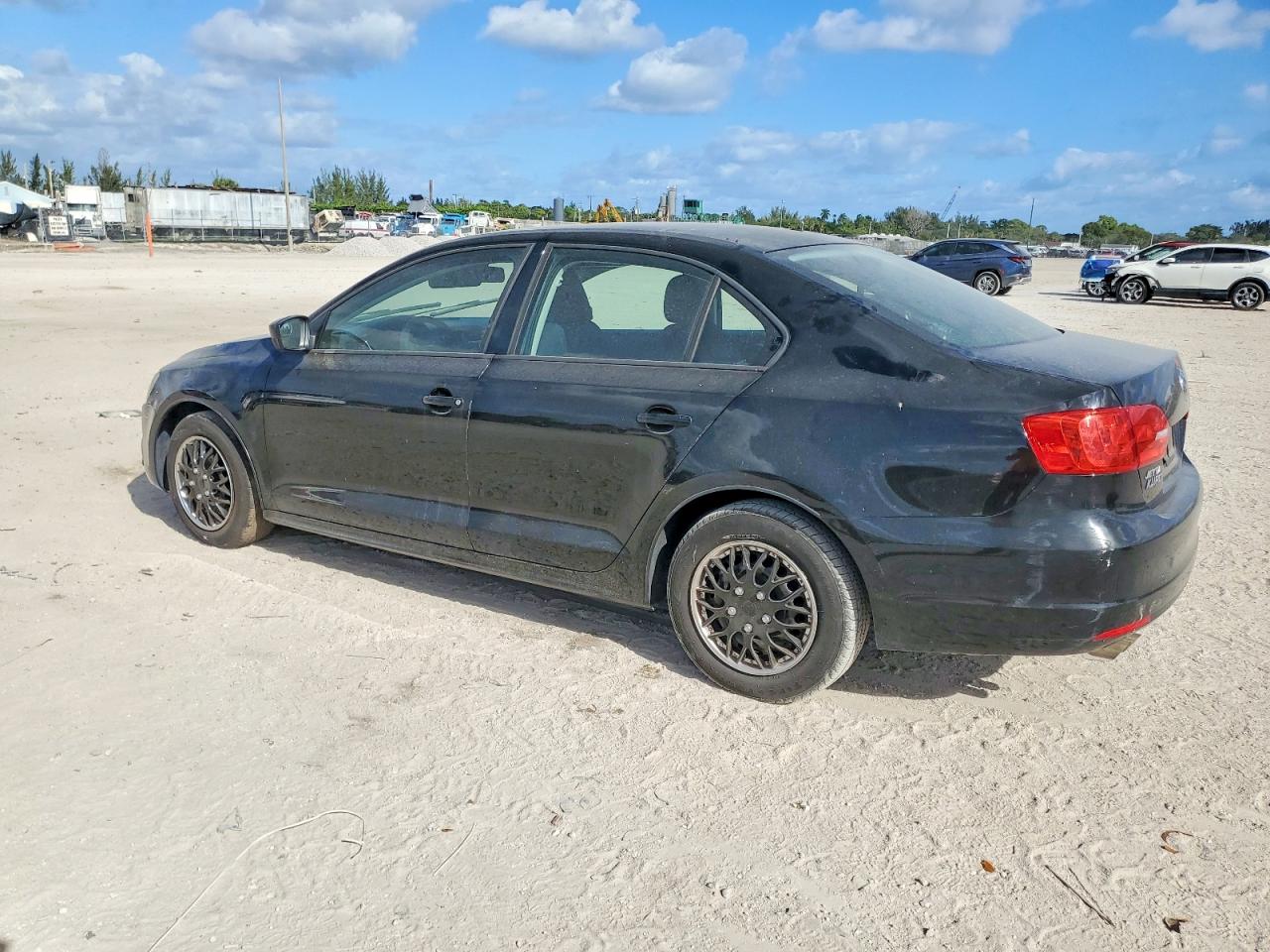 2013 VOLKSWAGEN JETTA BASE photo 2