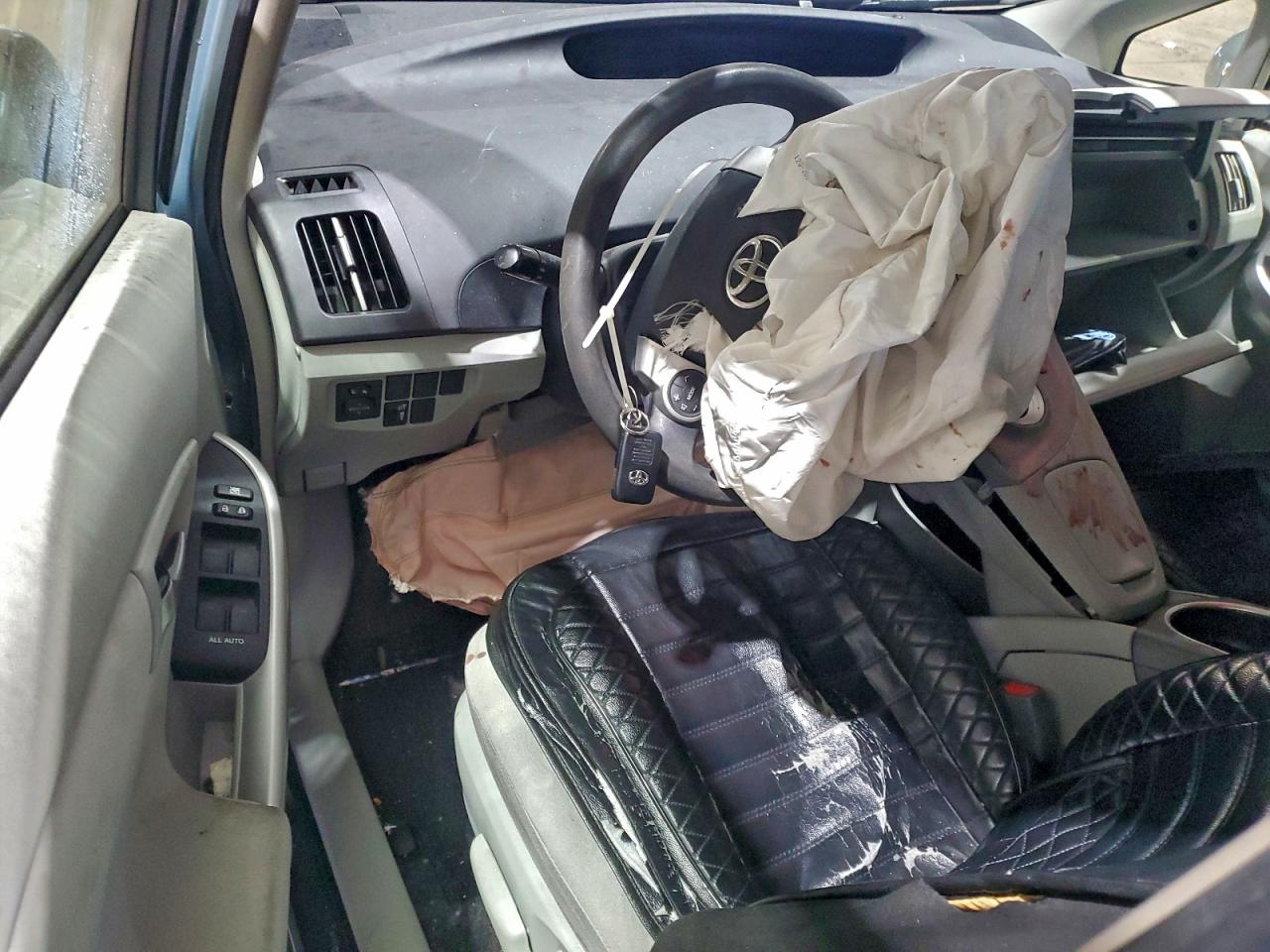2015 TOYOTA PRIUS photo 8