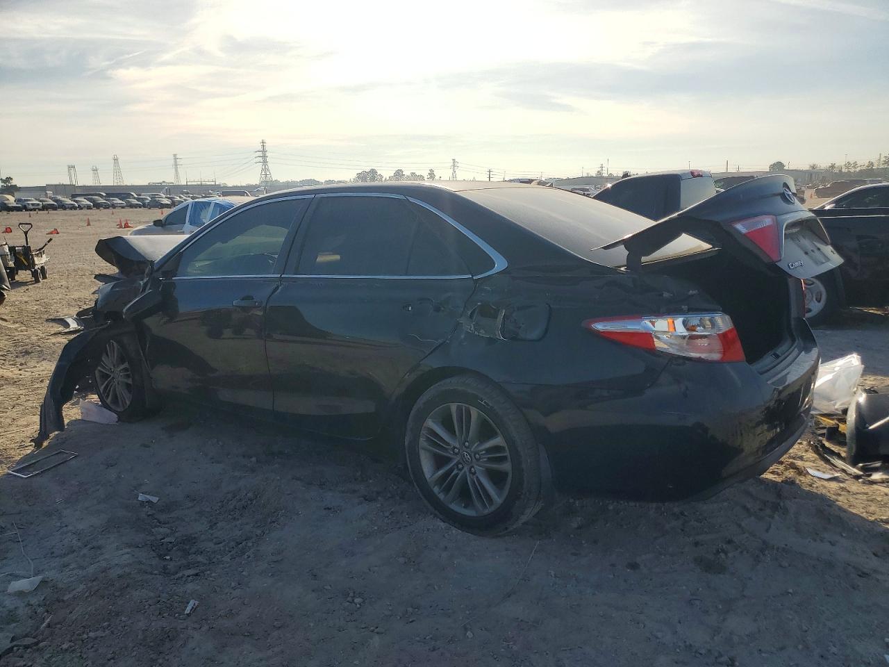 2017 TOYOTA CAMRY LE photo 2