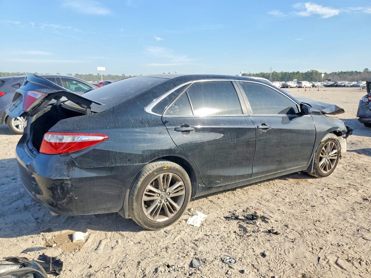 2017 TOYOTA CAMRY LE photo 3