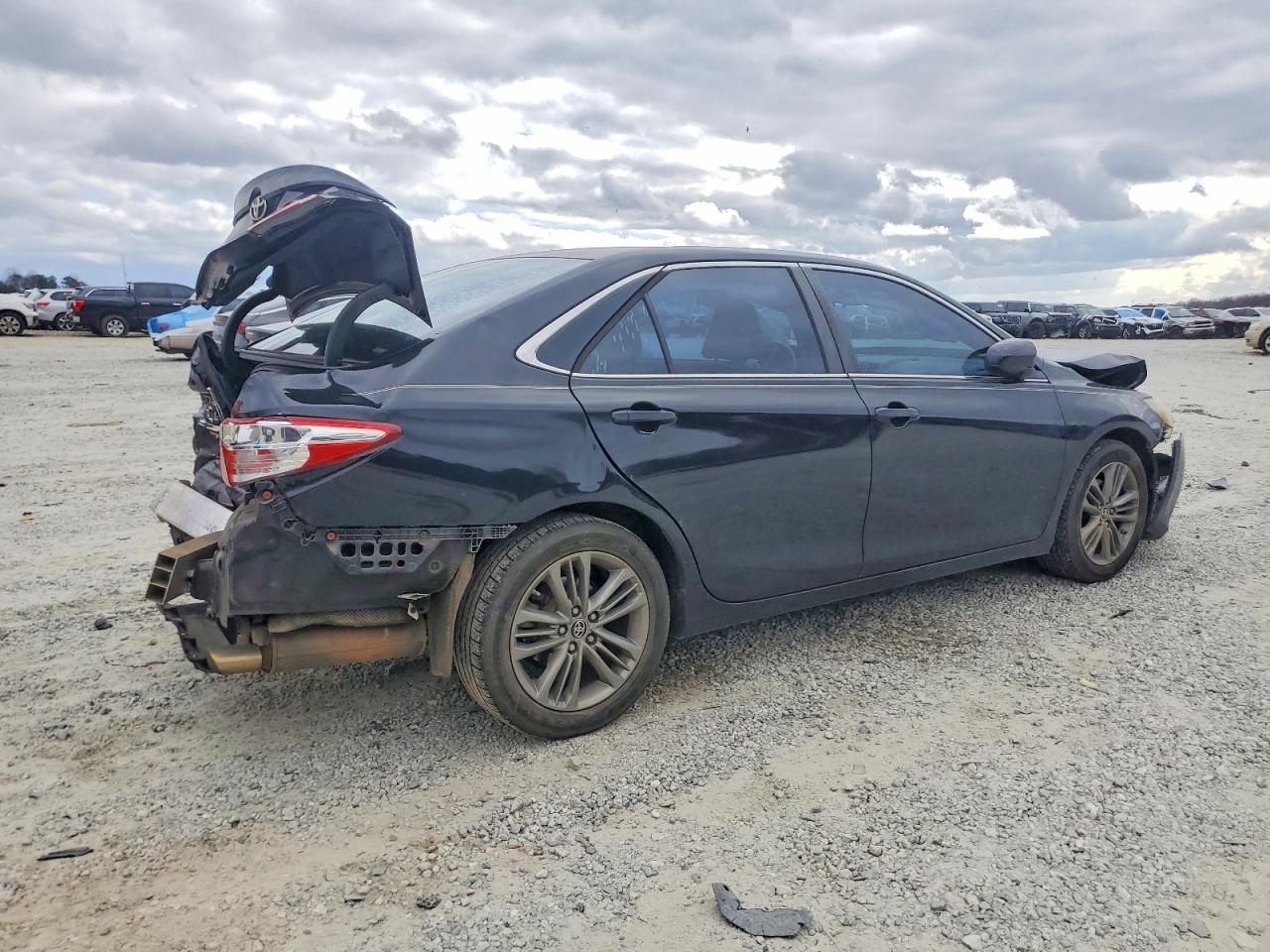 2015 TOYOTA CAMRY LE photo 3