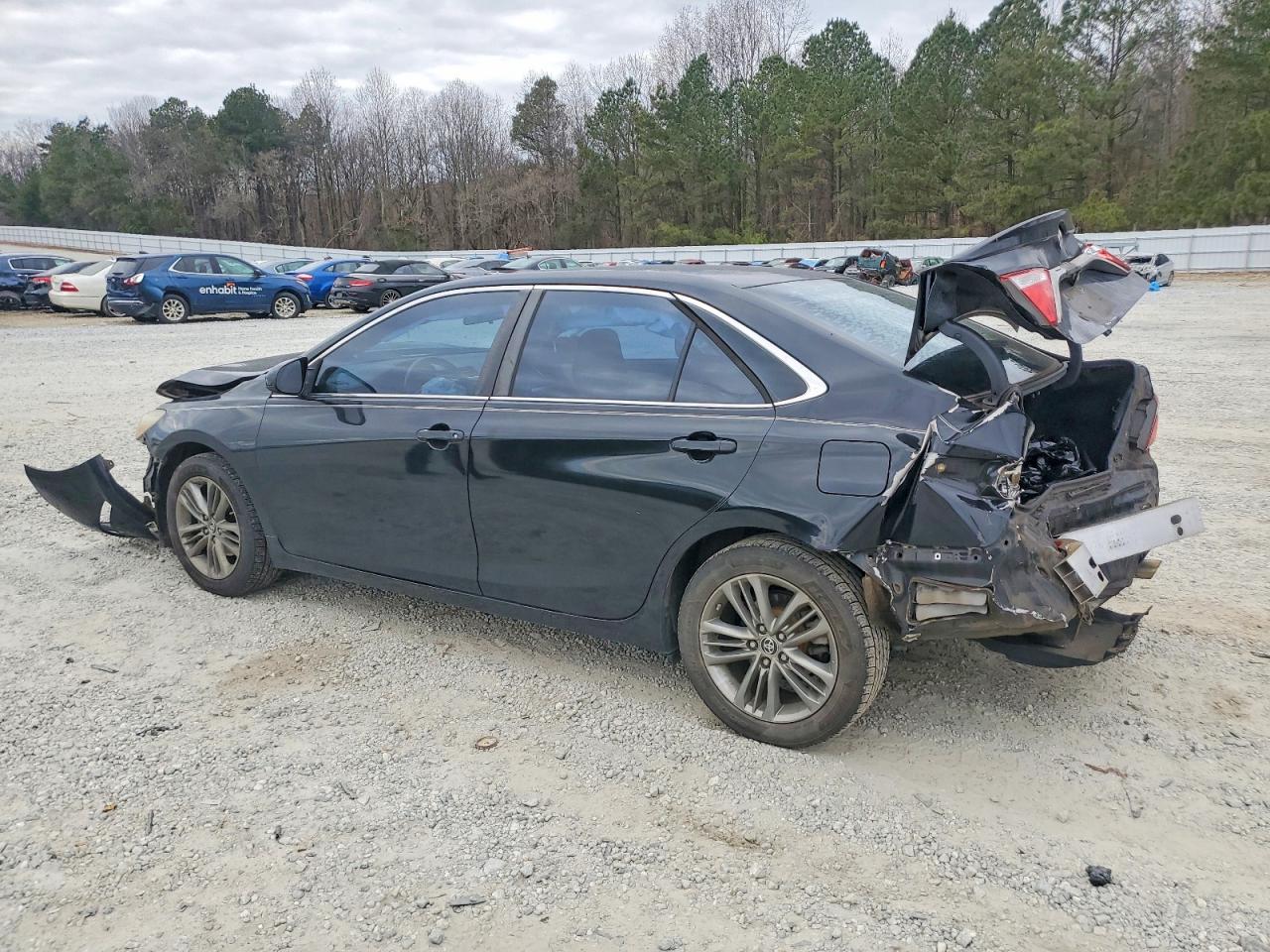 2015 TOYOTA CAMRY LE photo 2
