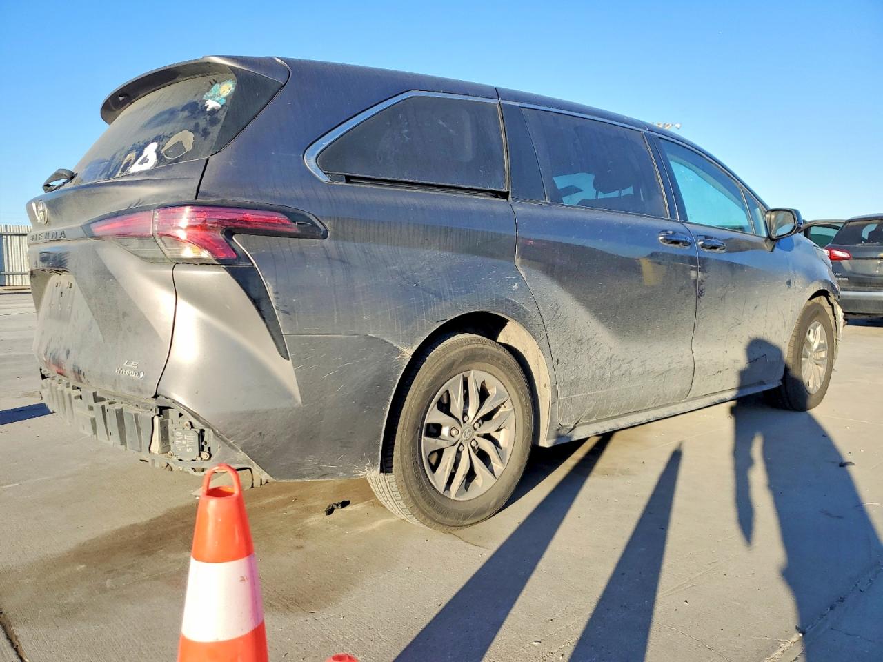 2021 TOYOTA SIENNA LE photo 3