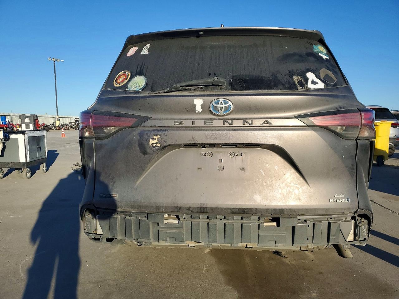 2021 TOYOTA SIENNA LE photo 6