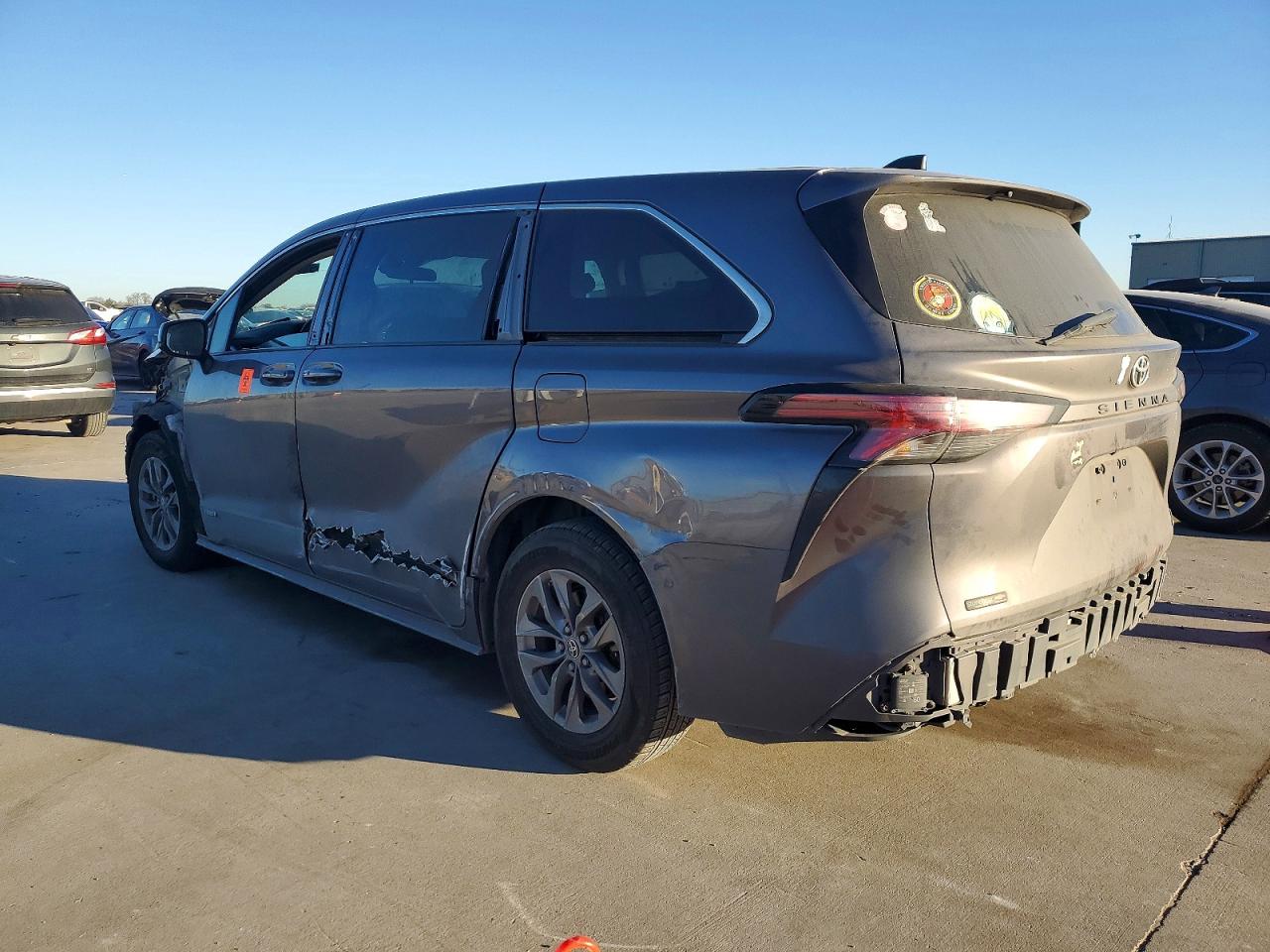 2021 TOYOTA SIENNA LE photo 2