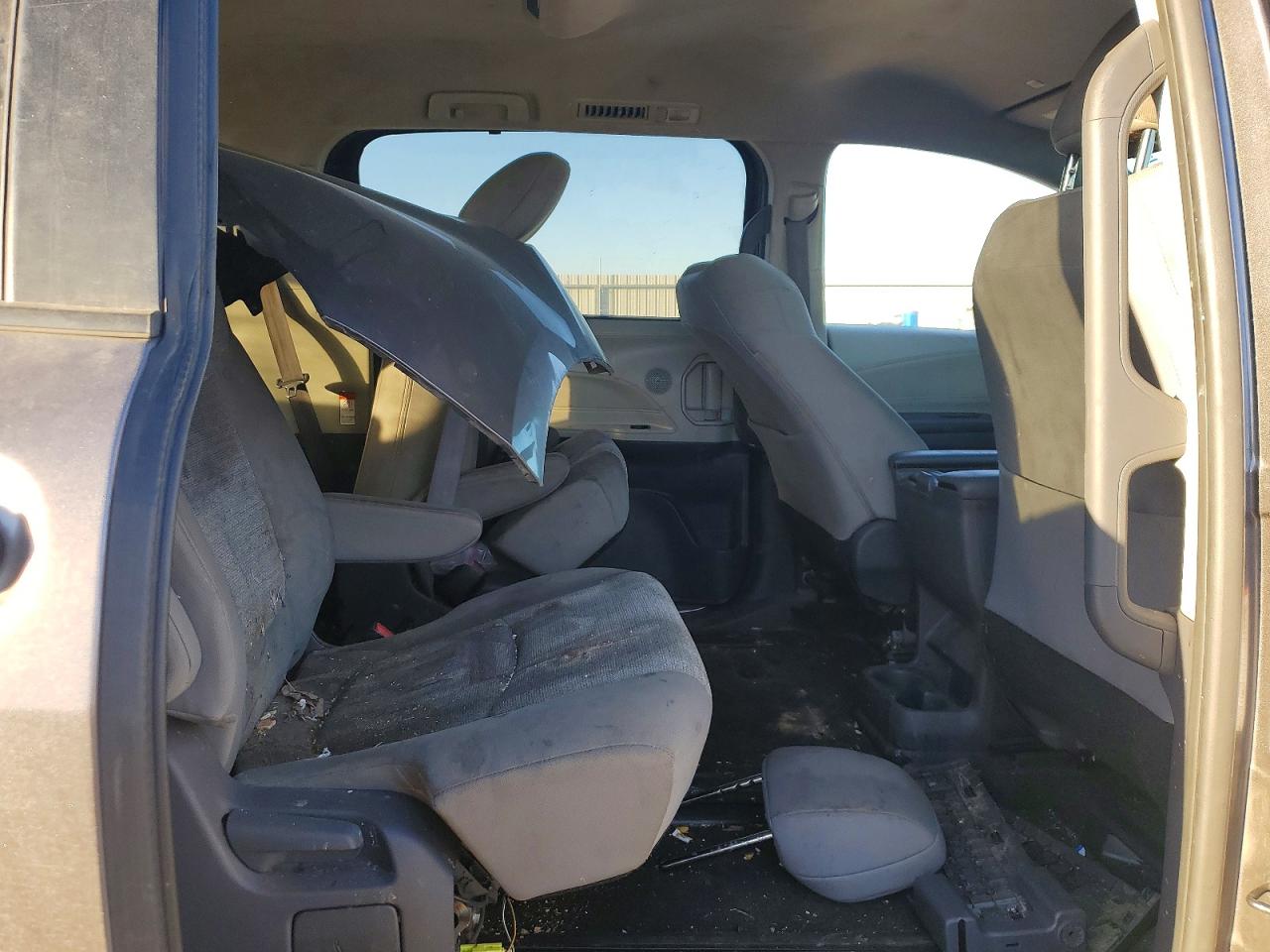 2021 TOYOTA SIENNA LE photo 11