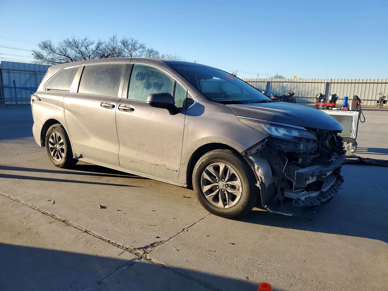 2021 TOYOTA SIENNA LE photo 4