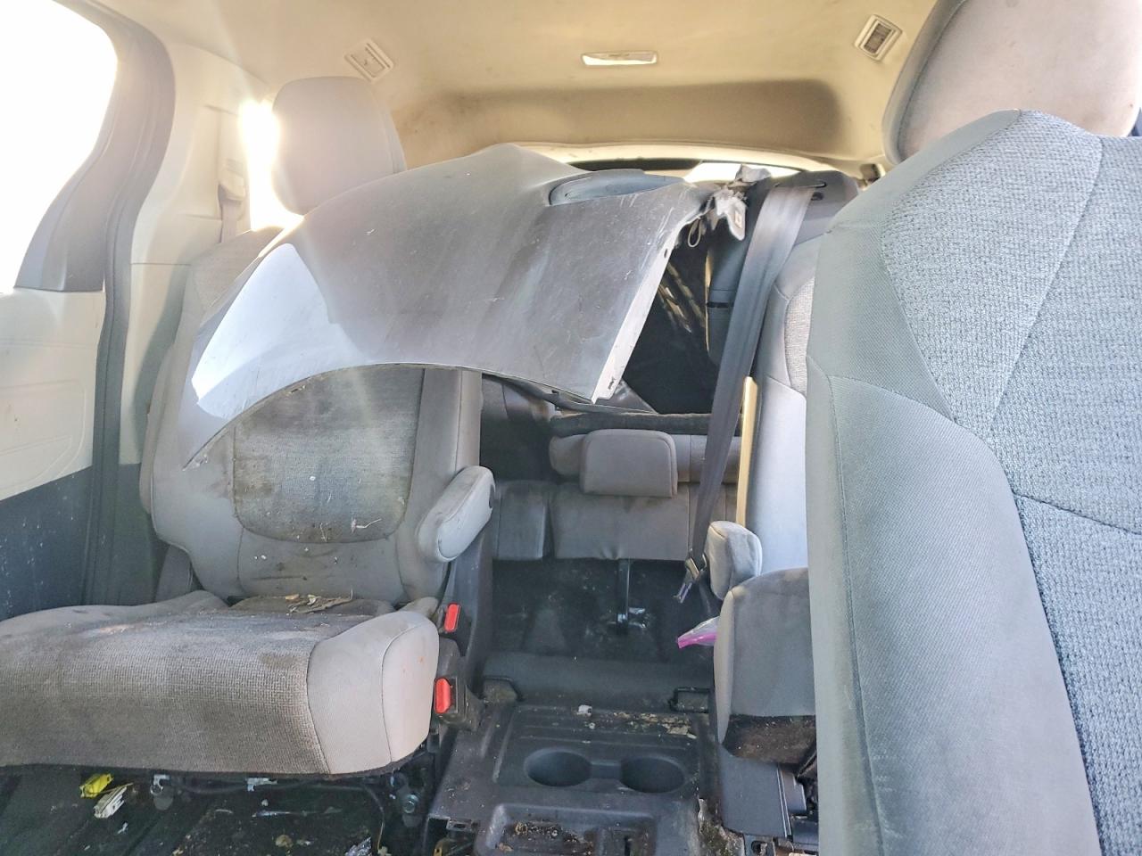 2021 TOYOTA SIENNA LE photo 10