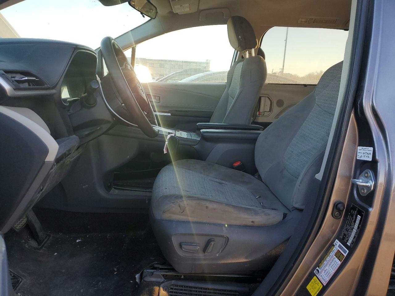 2021 TOYOTA SIENNA LE photo 7