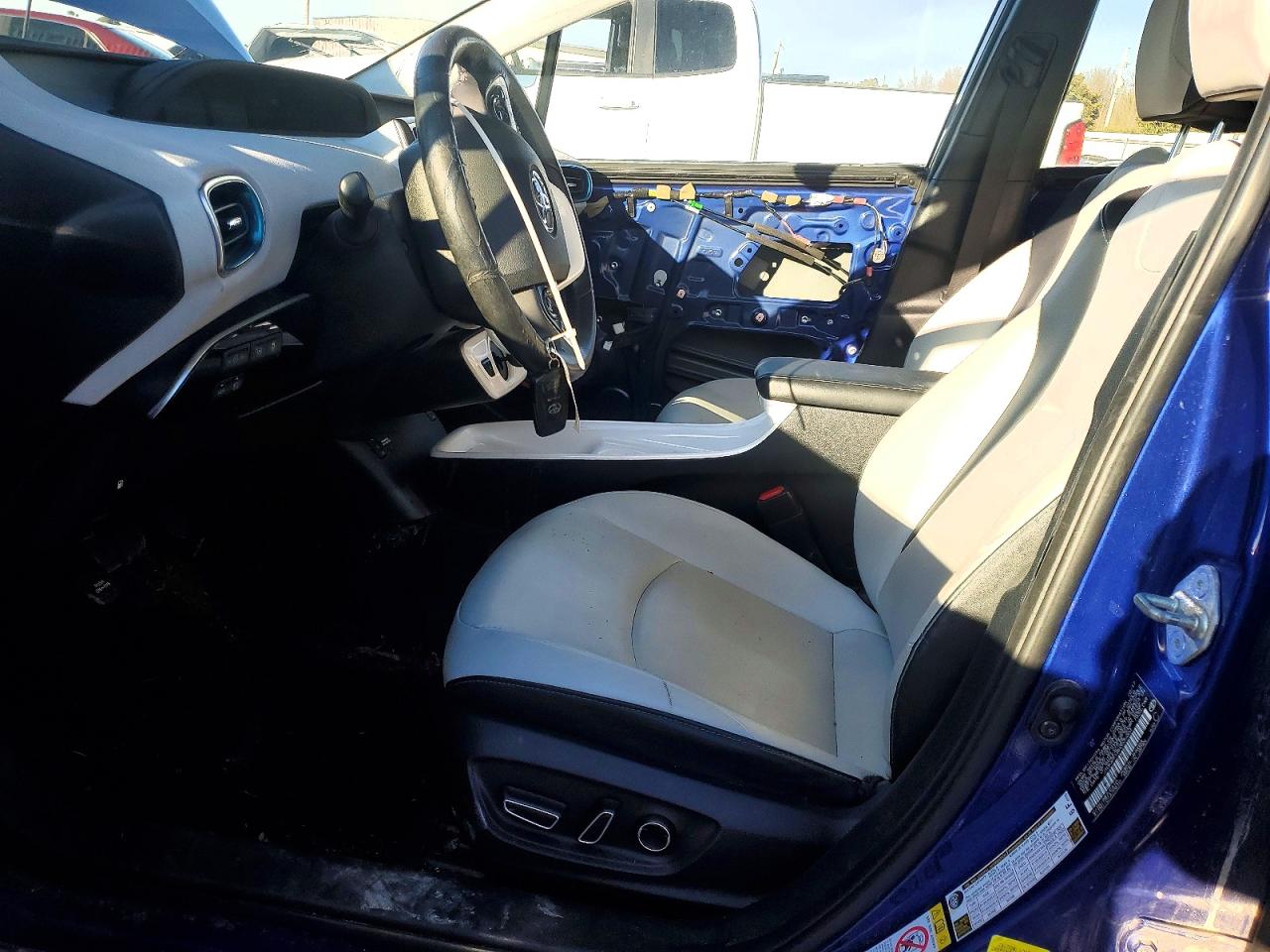 2017 TOYOTA PRIUS photo 7