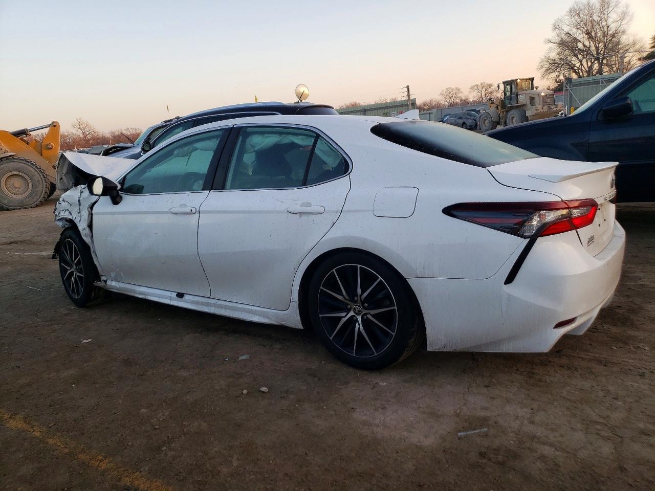 2021 TOYOTA CAMRY SE photo 2