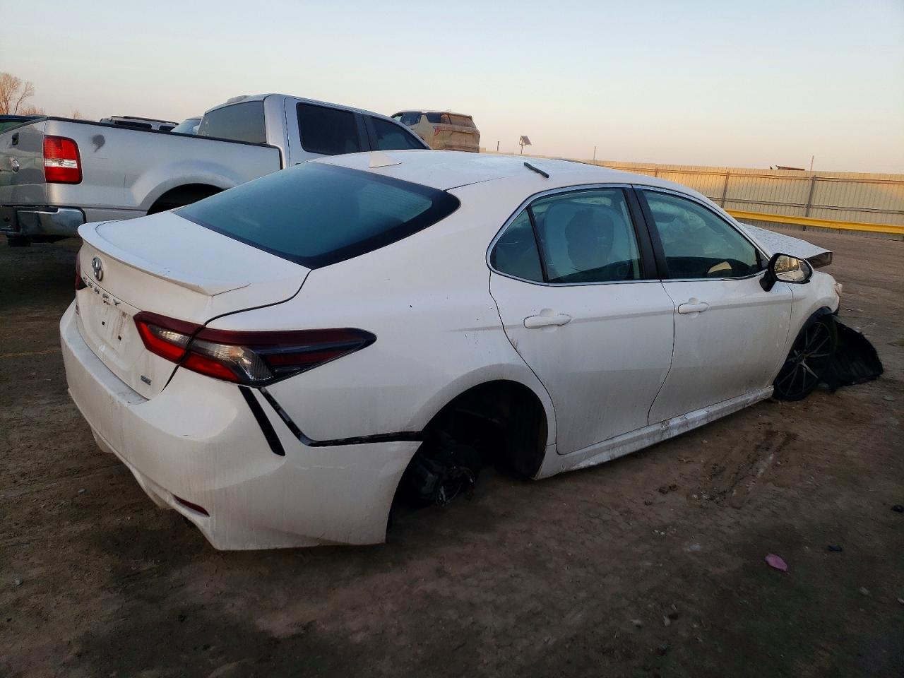 2021 TOYOTA CAMRY SE photo 3