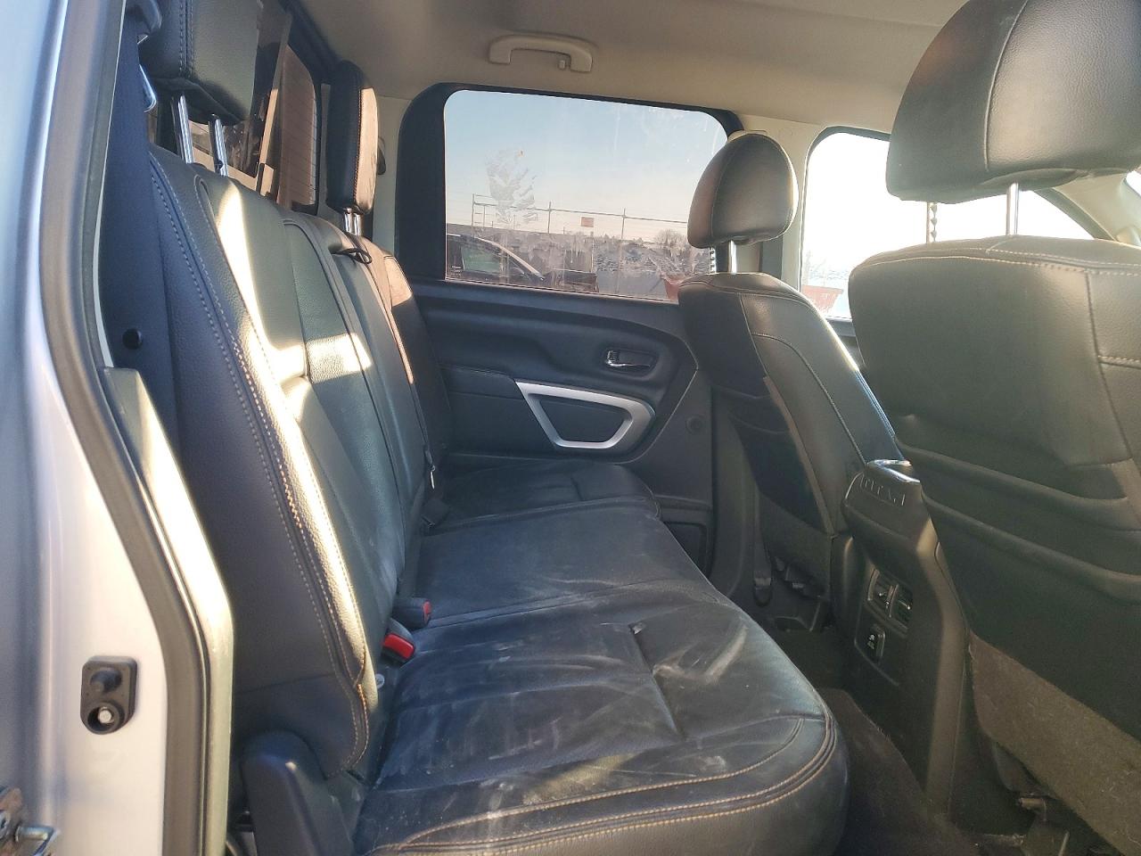 2016 NISSAN TITAN XD SL photo 10