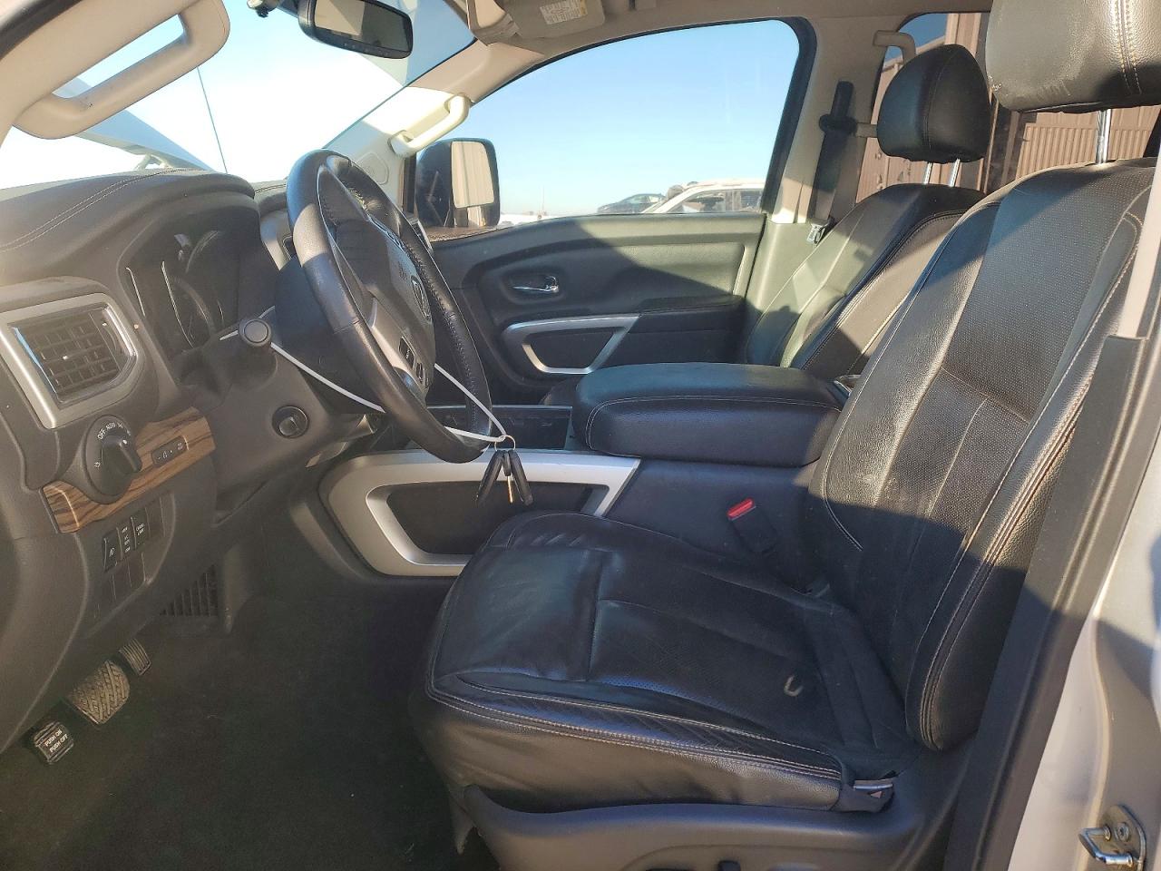 2016 NISSAN TITAN XD SL photo 7