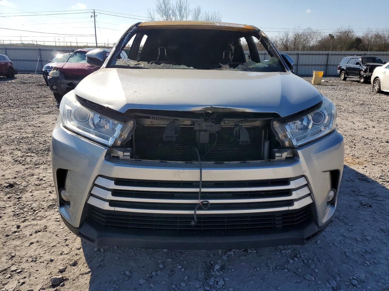 2018 TOYOTA HIGHLANDER LE photo 5