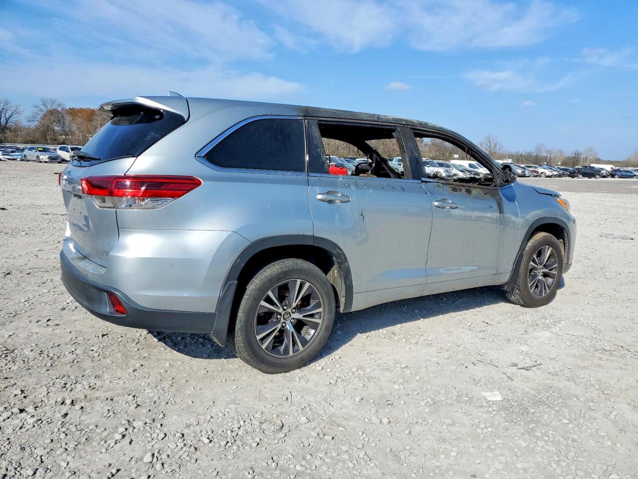 2018 TOYOTA HIGHLANDER LE photo 3