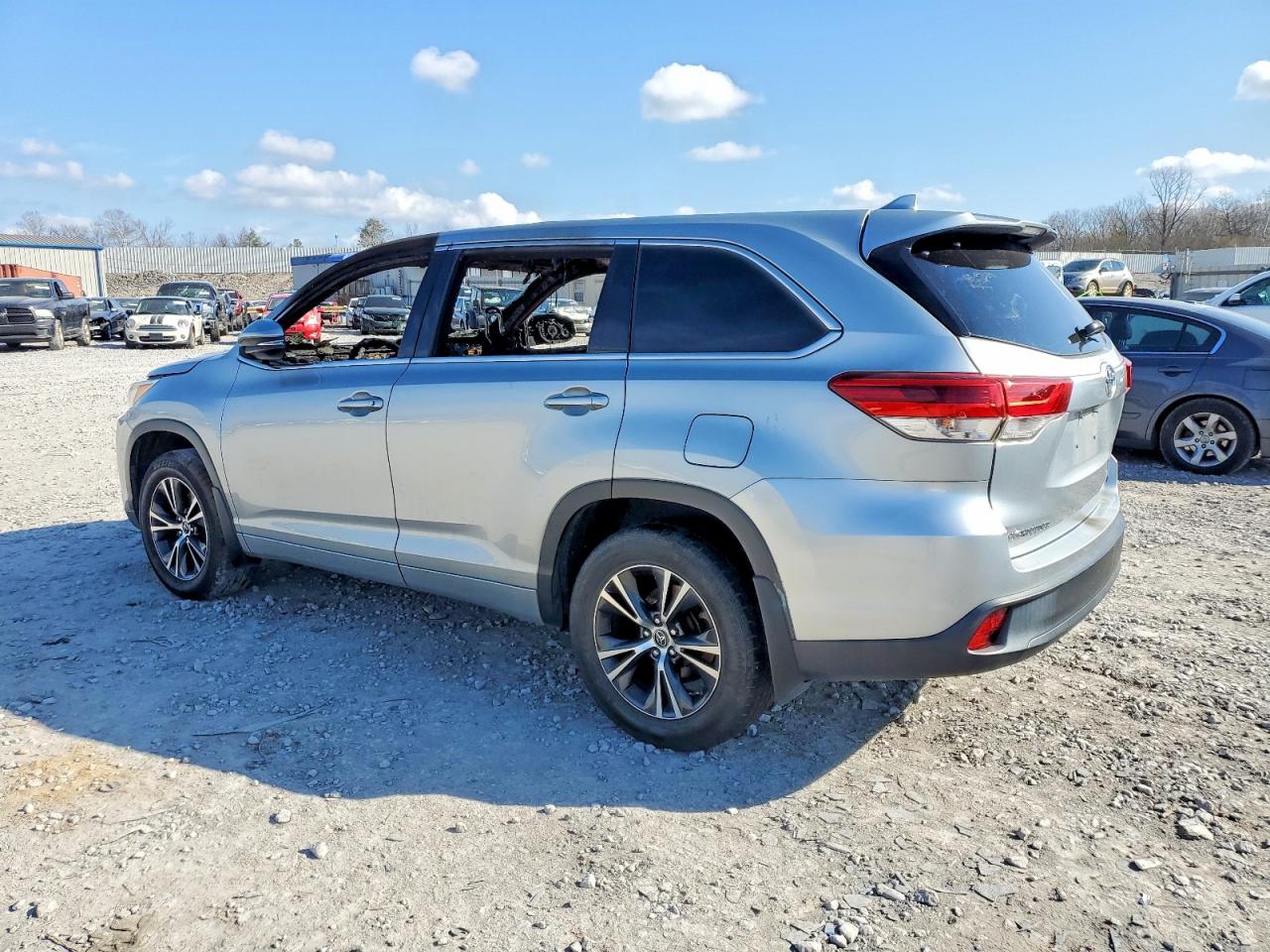 2018 TOYOTA HIGHLANDER LE photo 2
