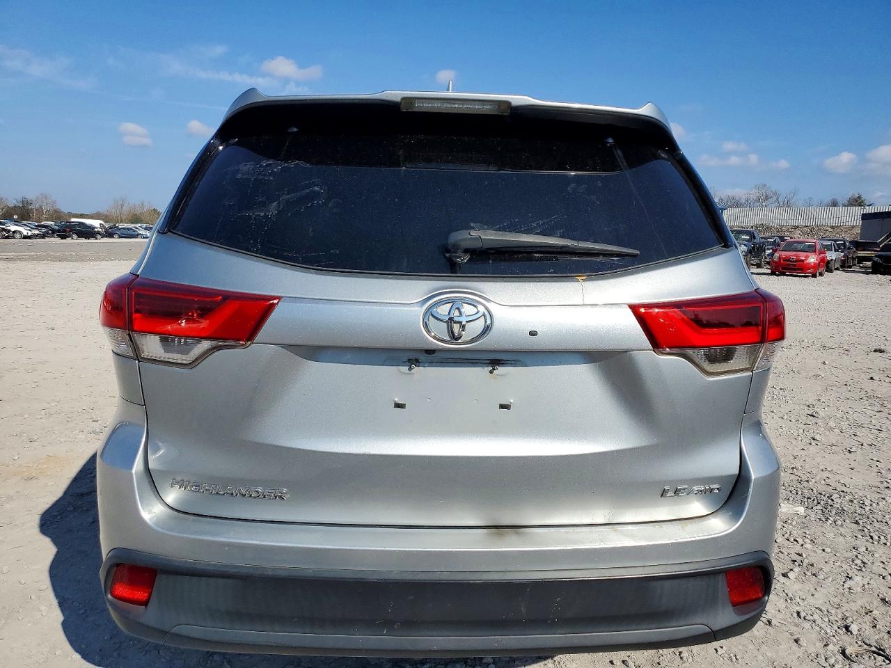 2018 TOYOTA HIGHLANDER LE photo 6