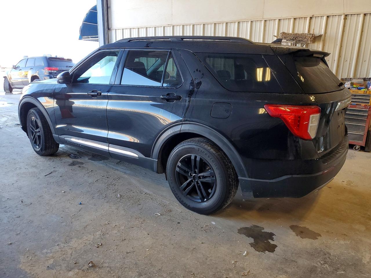 2023 FORD EXPLORER XLT photo 2