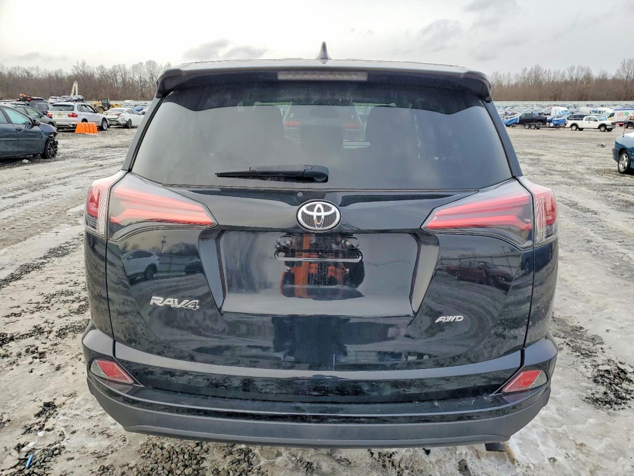 2018 TOYOTA RAV4 LE photo 6