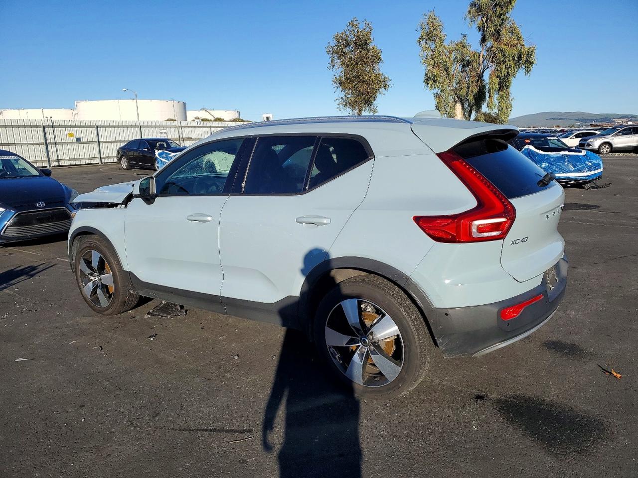 2019 VOLVO XC40 T5 MOMENTUM photo 2