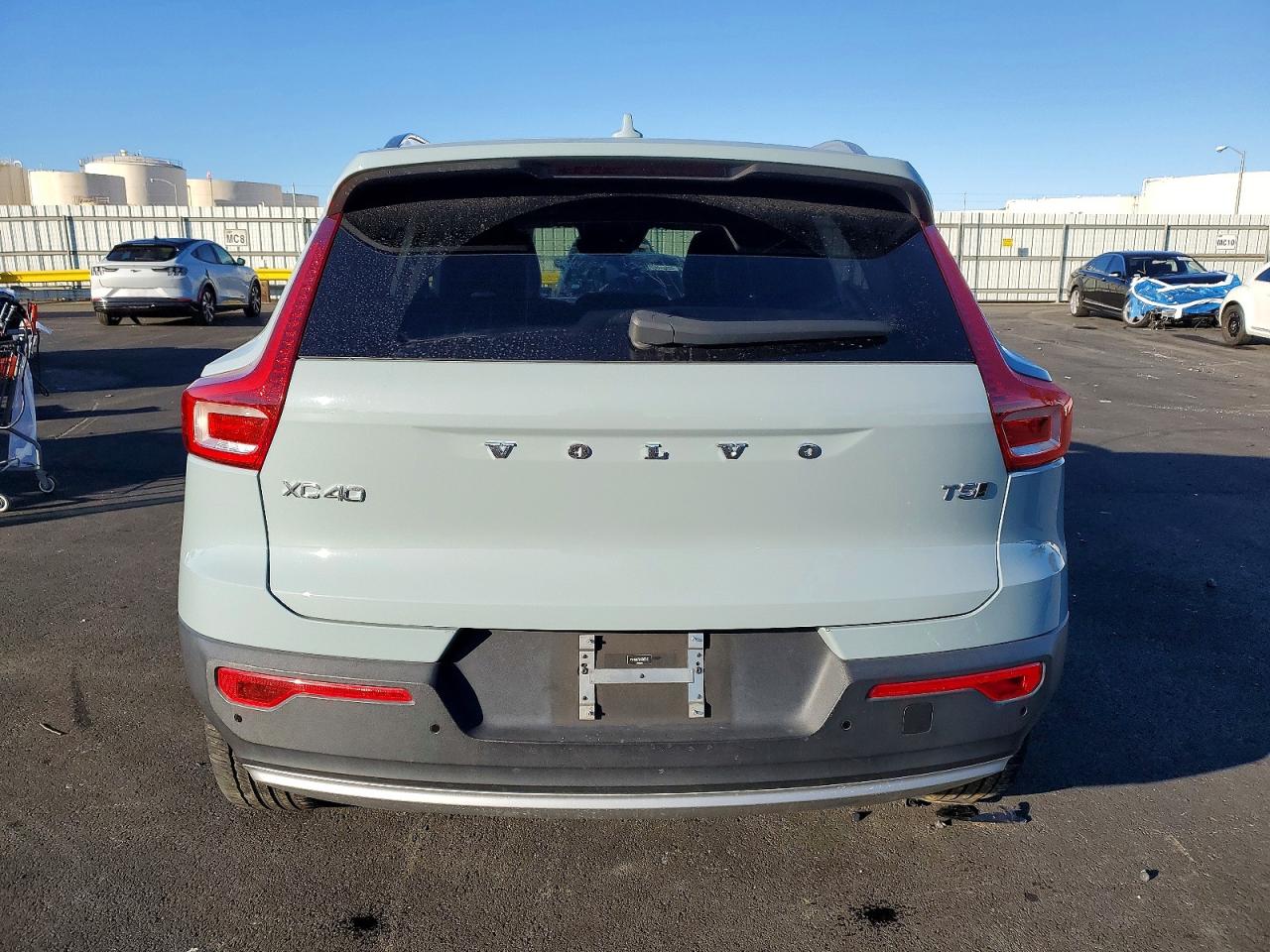 2019 VOLVO XC40 T5 MOMENTUM photo 6
