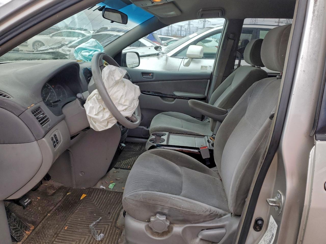 2004 TOYOTA SIENNA CE photo 7