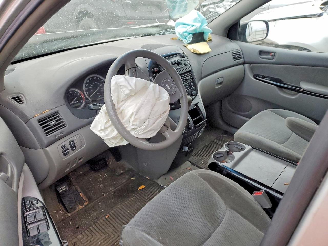 2004 TOYOTA SIENNA CE photo 8
