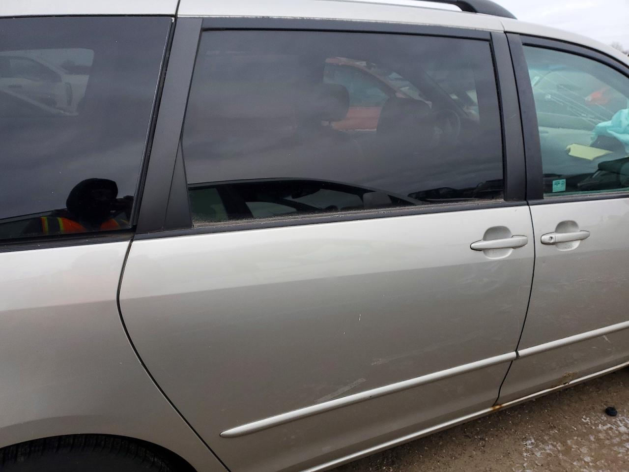 2004 TOYOTA SIENNA CE photo 11