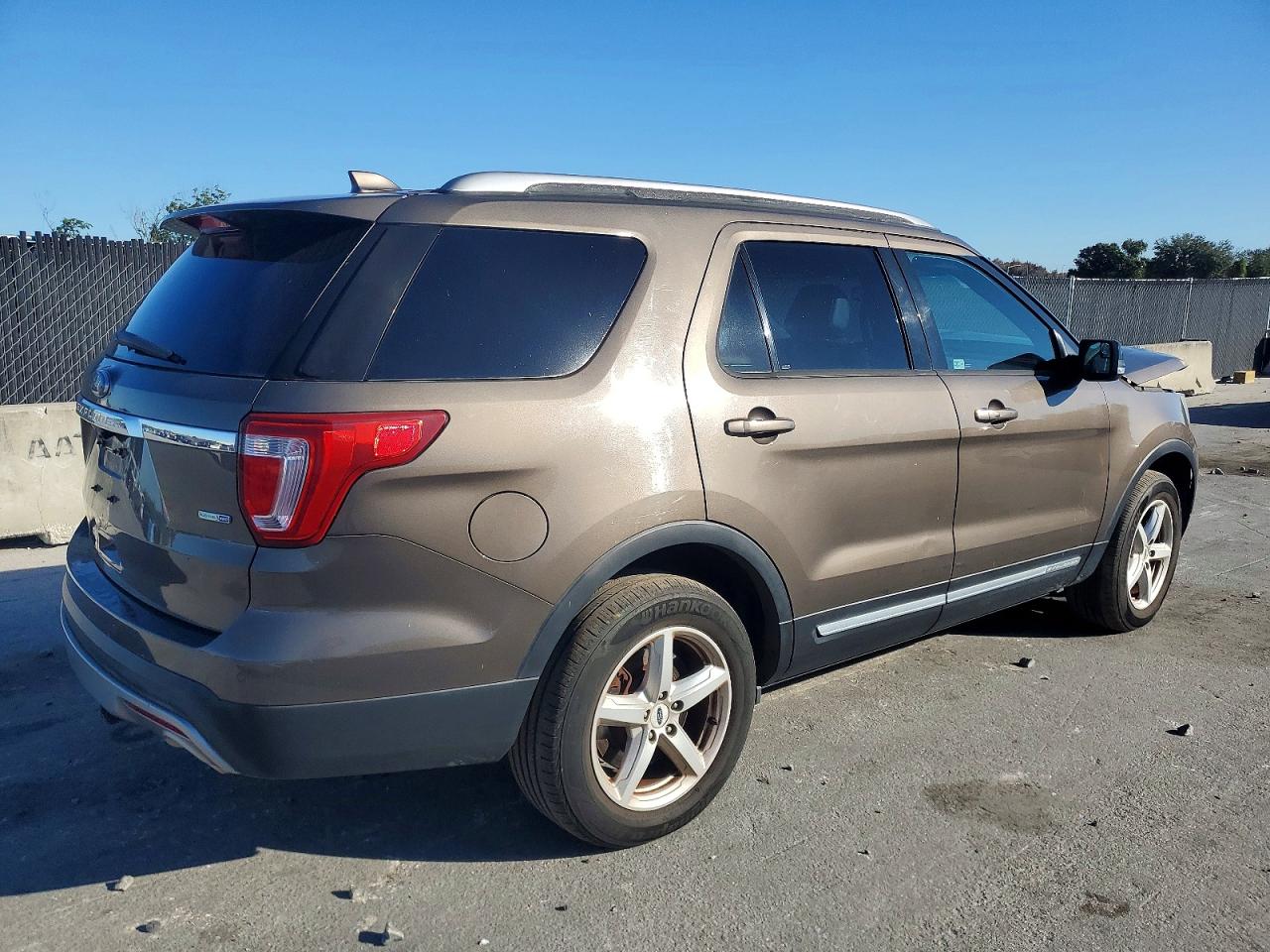 2016 FORD EXPLORER XLT photo 3
