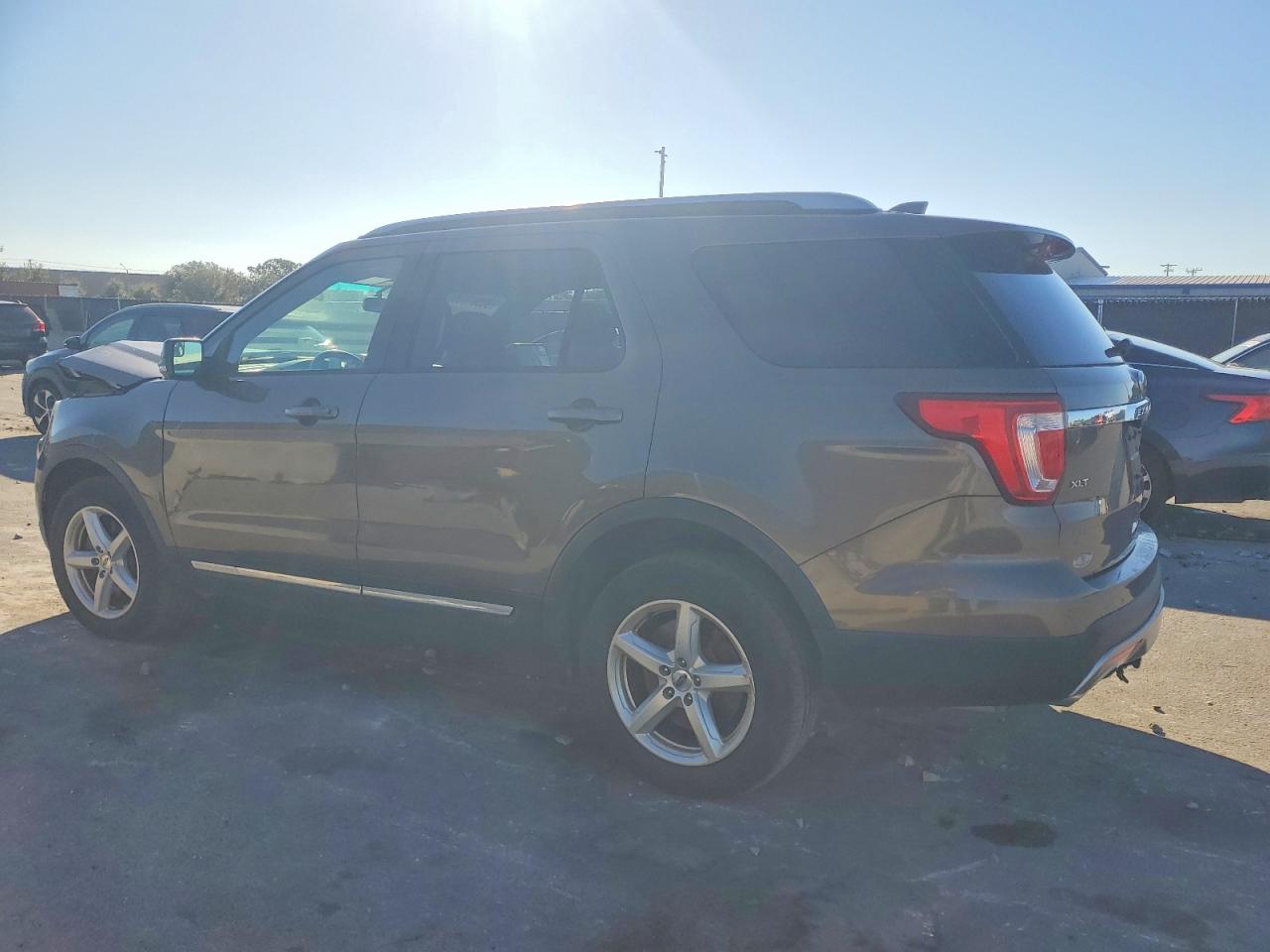 2016 FORD EXPLORER XLT photo 2