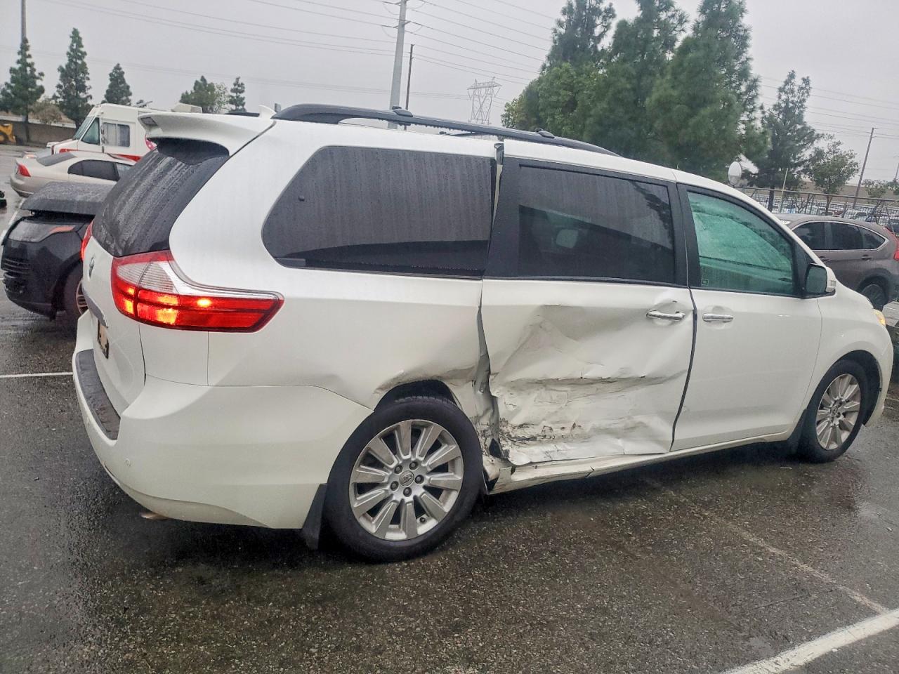 2015 TOYOTA SIENNA XLE photo 5