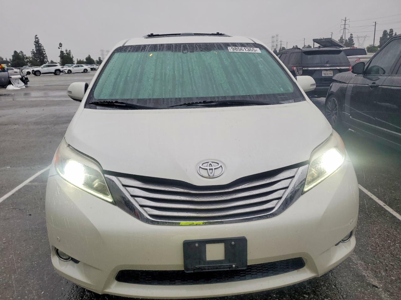 2015 TOYOTA SIENNA XLE photo 9