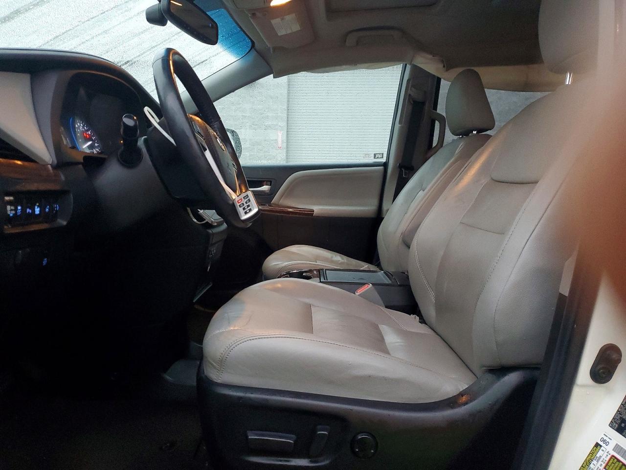 2015 TOYOTA SIENNA XLE photo 13