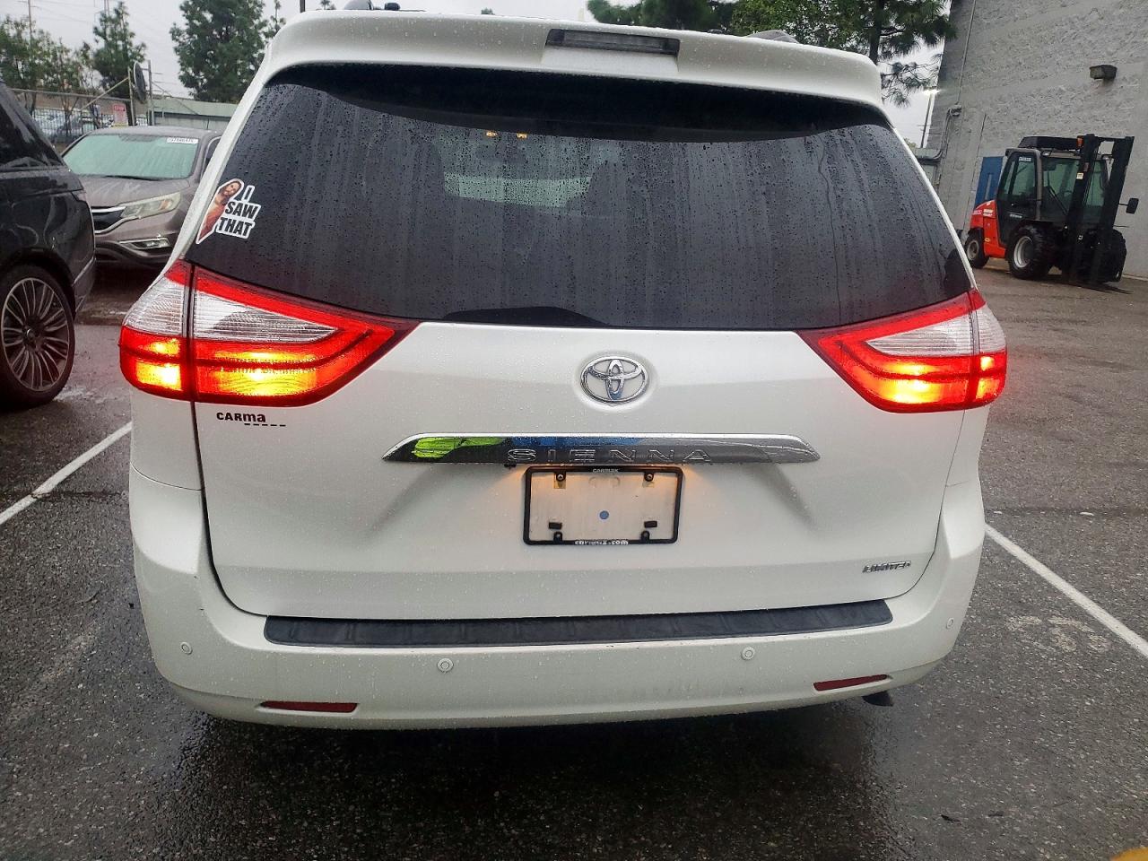 2015 TOYOTA SIENNA XLE photo 11