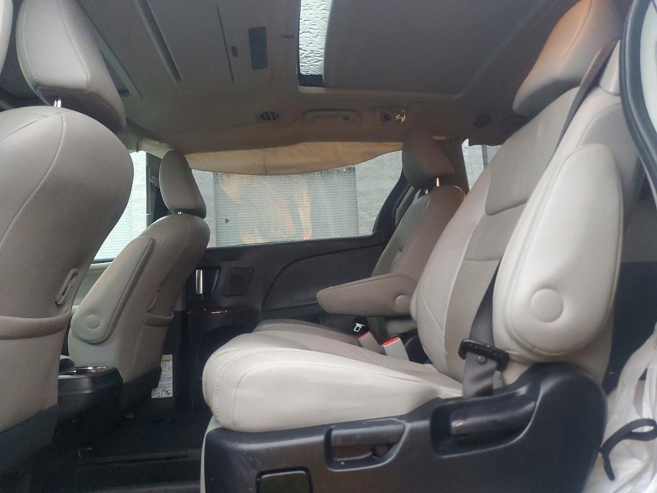 2015 TOYOTA SIENNA XLE photo 21