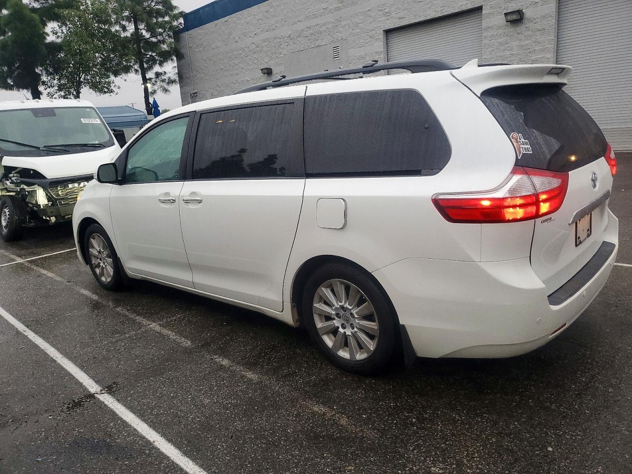 2015 TOYOTA SIENNA XLE photo 3
