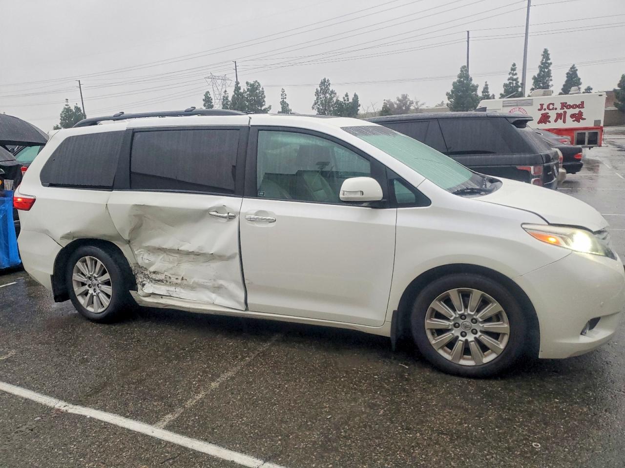 2015 TOYOTA SIENNA XLE photo 7