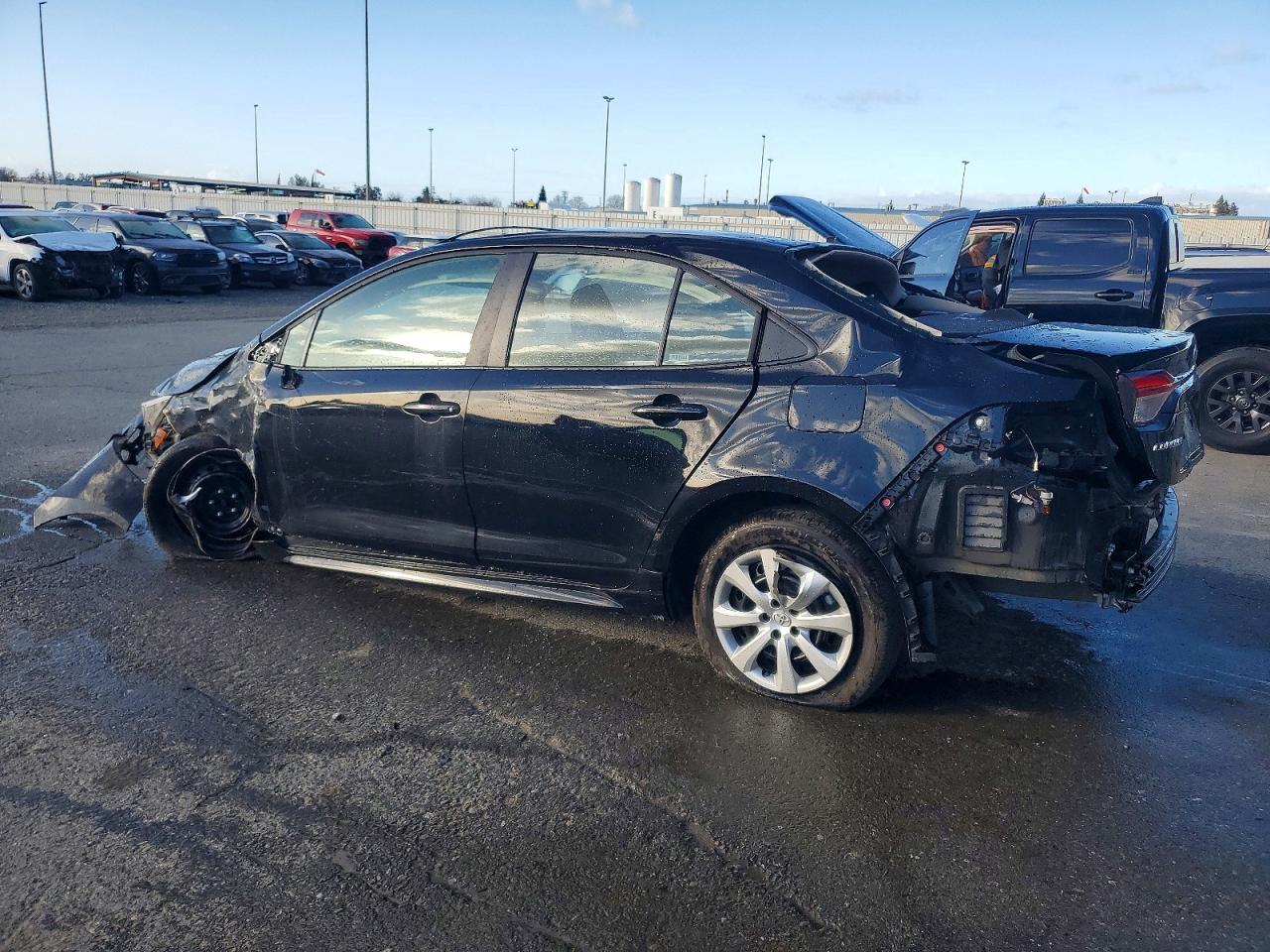 2025 TOYOTA COROLLA LE photo 3