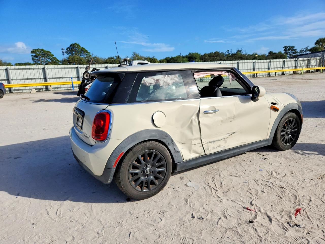2017 MINI COOPER photo 3