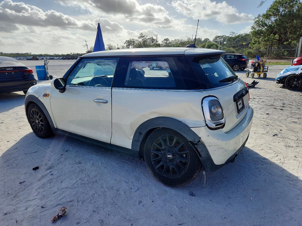 2017 MINI COOPER photo 2