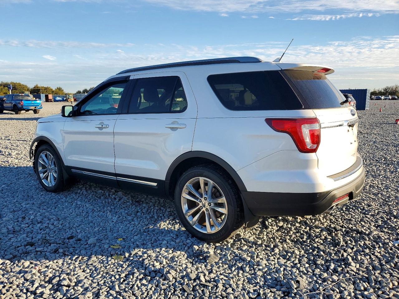 2018 FORD EXPLORER XLT photo 3
