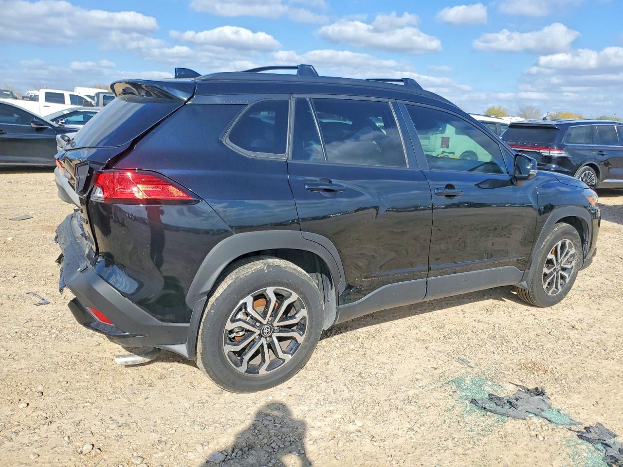 2024 TOYOTA COROLLA CROSS SE photo 3
