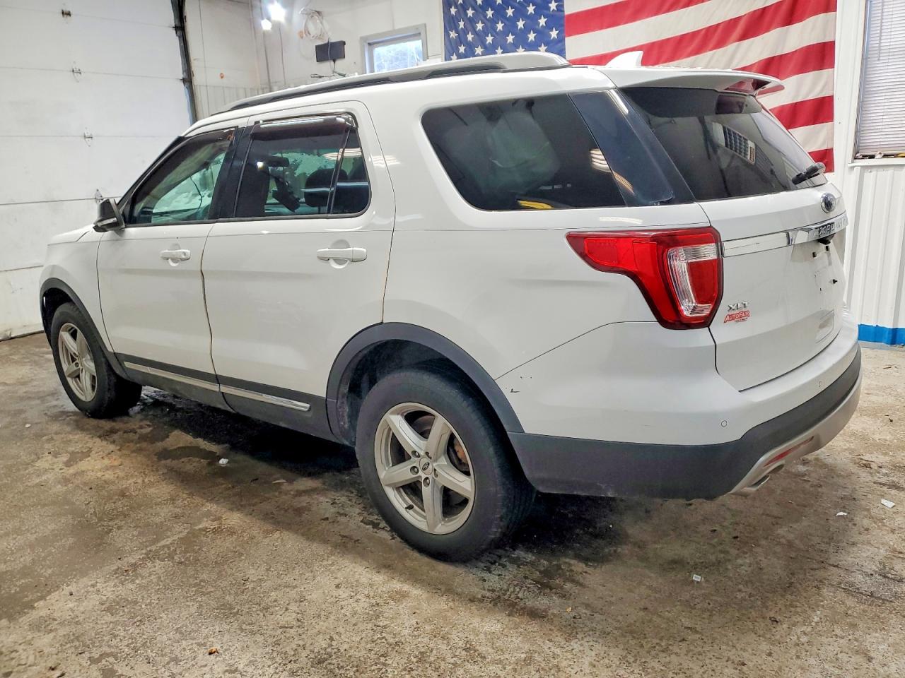 2017 FORD EXPLORER XLT photo 3