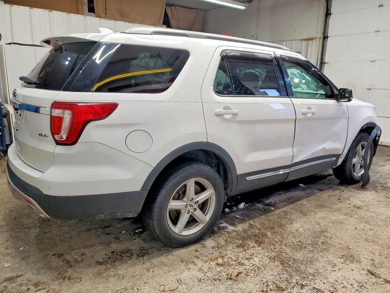 2017 FORD EXPLORER XLT photo 5