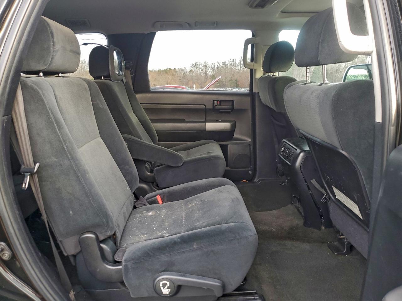 2011 TOYOTA SEQUOIA SR5 photo 11