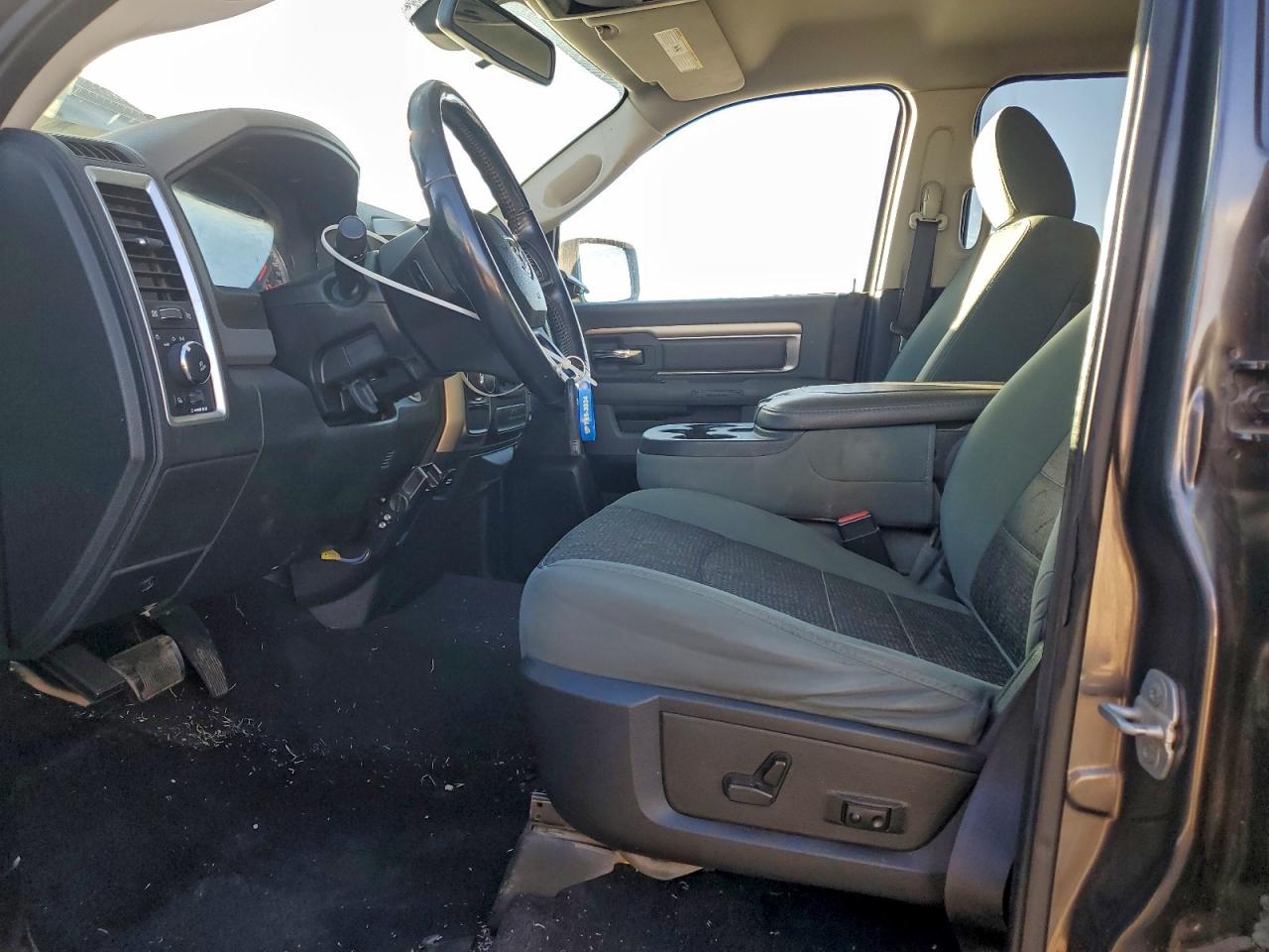 2015 RAM 1500 SLT photo 13