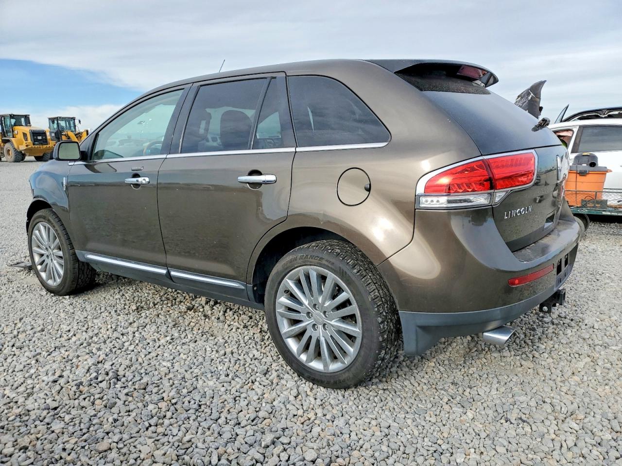 2011 LINCOLN TOWNHOUSE MKX photo 3