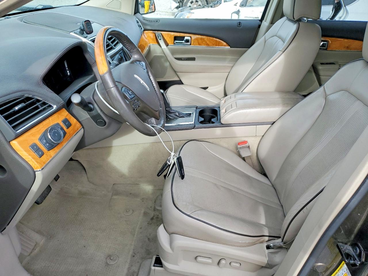 2011 LINCOLN TOWNHOUSE MKX photo 13
